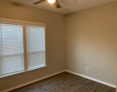 821 W Day Street - Photo Thumbnail 4