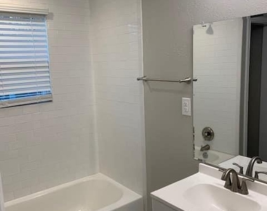 821 W Day Street - Photo Thumbnail 8