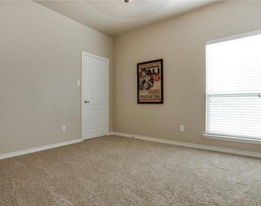 6060 Pisa Lane - Photo Thumbnail 16