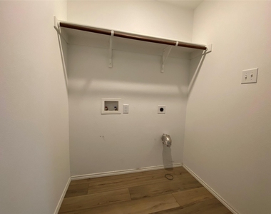 5911 Nyquist Way - Photo Thumbnail 25