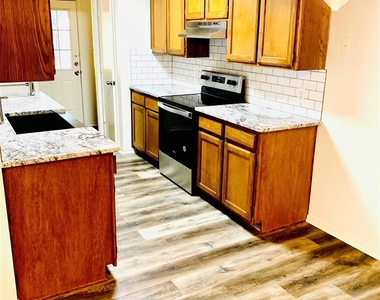 2305 Kingsford Court - Photo Thumbnail 3
