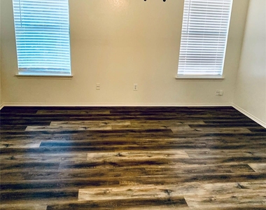 2305 Kingsford Court - Photo Thumbnail 12