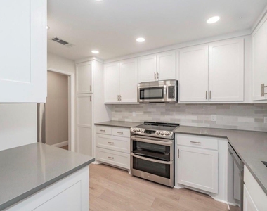 4904 Arborlawn Drive - Photo Thumbnail 6