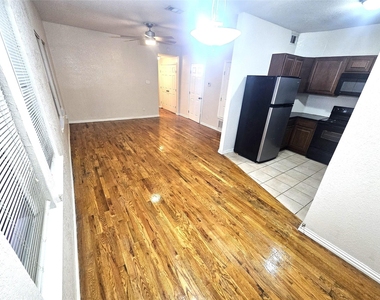 1921 W 10th Street - Photo Thumbnail 6