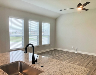 604 Harbor Oaks Drive - Photo Thumbnail 4