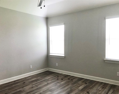 604 Harbor Oaks Drive - Photo Thumbnail 13