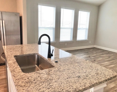 604 Harbor Oaks Drive - Photo Thumbnail 7