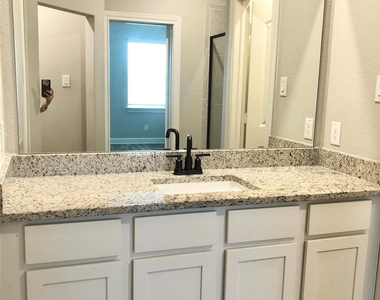 604 Harbor Oaks Drive - Photo Thumbnail 14
