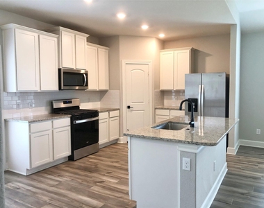 604 Harbor Oaks Drive - Photo Thumbnail 8