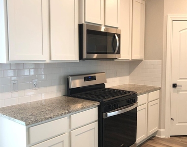 604 Harbor Oaks Drive - Photo Thumbnail 6