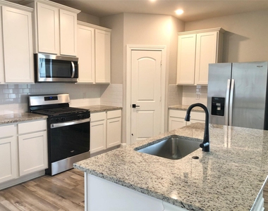 604 Harbor Oaks Drive - Photo Thumbnail 5