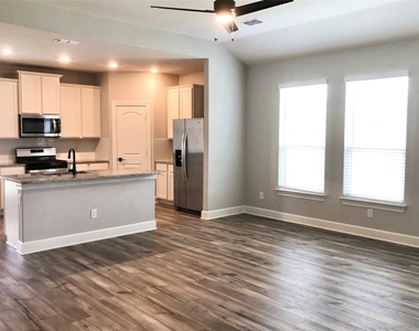 604 Harbor Oaks Drive - Photo Thumbnail 3