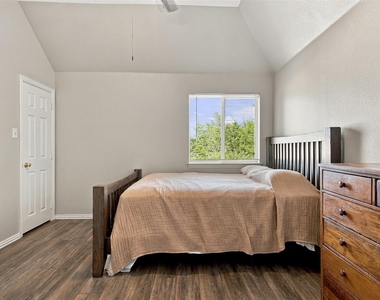 8414 Romanway Drive - Photo Thumbnail 20