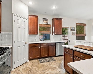 8414 Romanway Drive - Photo Thumbnail 8