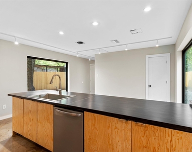 957 Woods Avenue - Photo Thumbnail 5