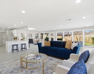 1509 University Drive - Photo Thumbnail 3