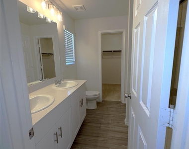 366 Lake Erie Drive - Photo Thumbnail 12