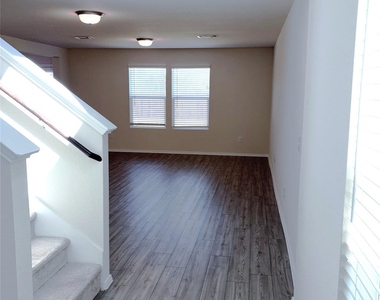 366 Lake Erie Drive - Photo Thumbnail 2