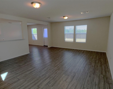 366 Lake Erie Drive - Photo Thumbnail 3