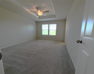 366 Lake Erie Drive - Photo Thumbnail 11