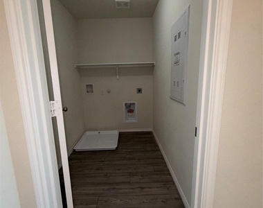 366 Lake Erie Drive - Photo Thumbnail 16
