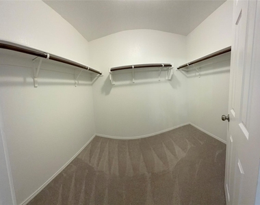 366 Lake Erie Drive - Photo Thumbnail 14