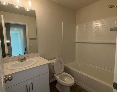 366 Lake Erie Drive - Photo Thumbnail 10