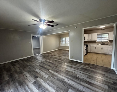 606 N Overlook Drive - Photo Thumbnail 5