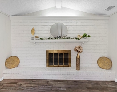 631 E Cherry Street - Photo Thumbnail 4
