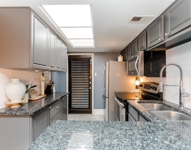 10203 Regal Oaks Drive - Photo Thumbnail 7