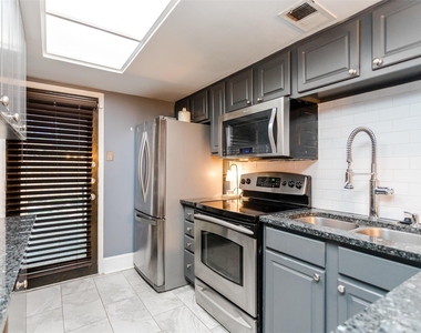 10203 Regal Oaks Drive - Photo Thumbnail 6
