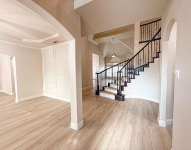 600 Falcon Drive - Photo Thumbnail 2
