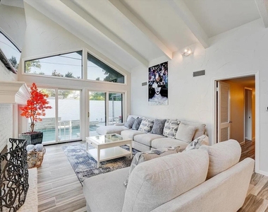 612 W Northgate Drive - Photo Thumbnail 2
