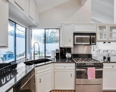 612 W Northgate Drive - Photo Thumbnail 9