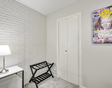 612 W Northgate Drive - Photo Thumbnail 26