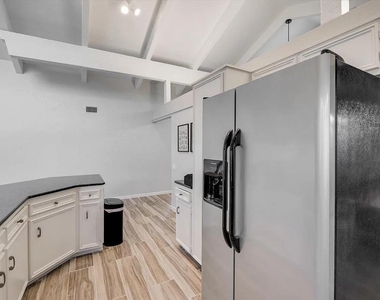 612 W Northgate Drive - Photo Thumbnail 12