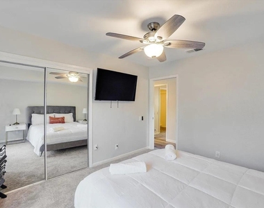 612 W Northgate Drive - Photo Thumbnail 35