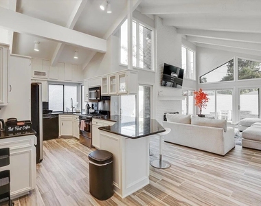 612 W Northgate Drive - Photo Thumbnail 8