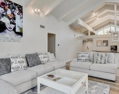 612 W Northgate Drive - Photo Thumbnail 3