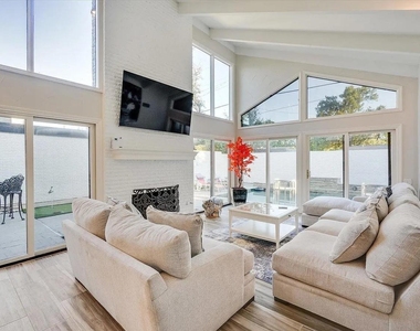 612 W Northgate Drive - Photo Thumbnail 1