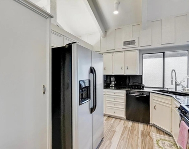 612 W Northgate Drive - Photo Thumbnail 11
