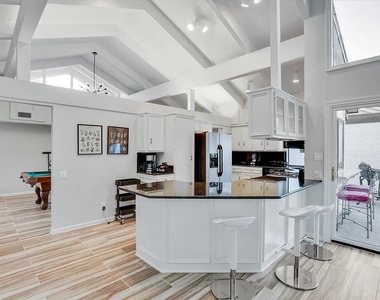 612 W Northgate Drive - Photo Thumbnail 13