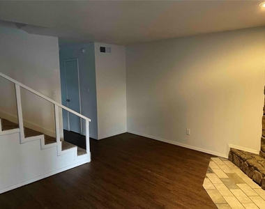 917 Acacia Circle - Photo Thumbnail 1