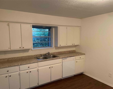917 Acacia Circle - Photo Thumbnail 2