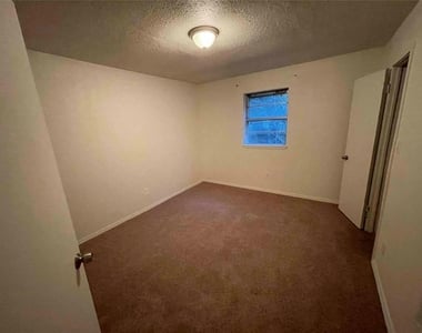 917 Acacia Circle - Photo Thumbnail 11
