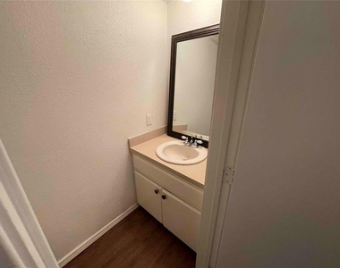 917 Acacia Circle - Photo Thumbnail 7