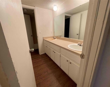917 Acacia Circle - Photo Thumbnail 9