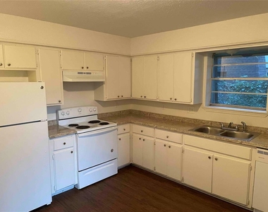 917 Acacia Circle - Photo Thumbnail 3