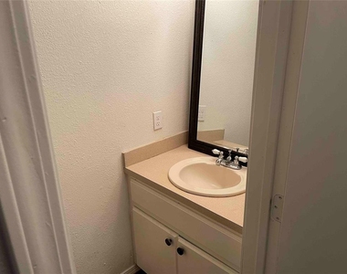 917 Acacia Circle - Photo Thumbnail 5