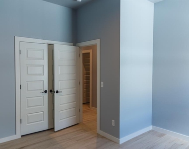 905 S Howard Avenue - Photo Thumbnail 21